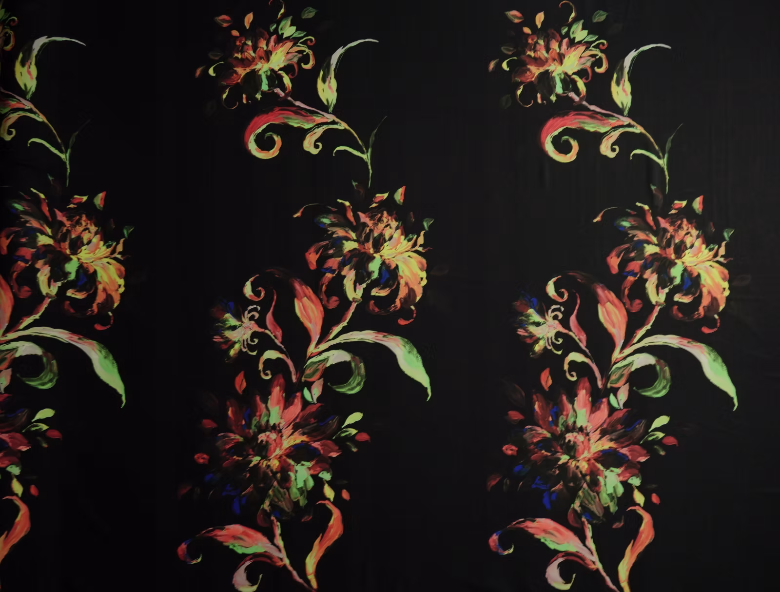Szyfon tkaniny czarny kwiaty szer. 150 cm