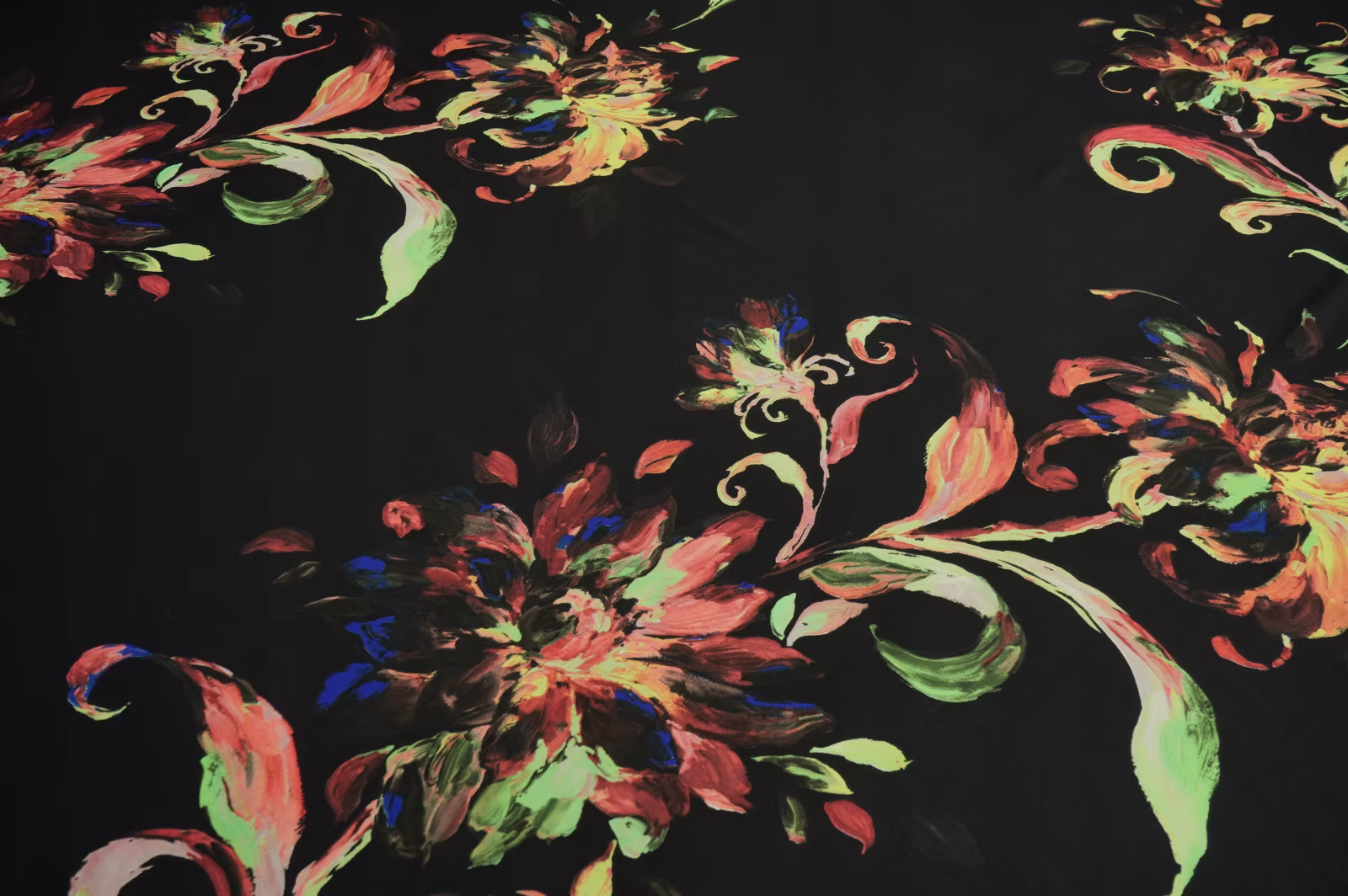 Szyfon tkaniny czarny kwiaty szer. 150 cm