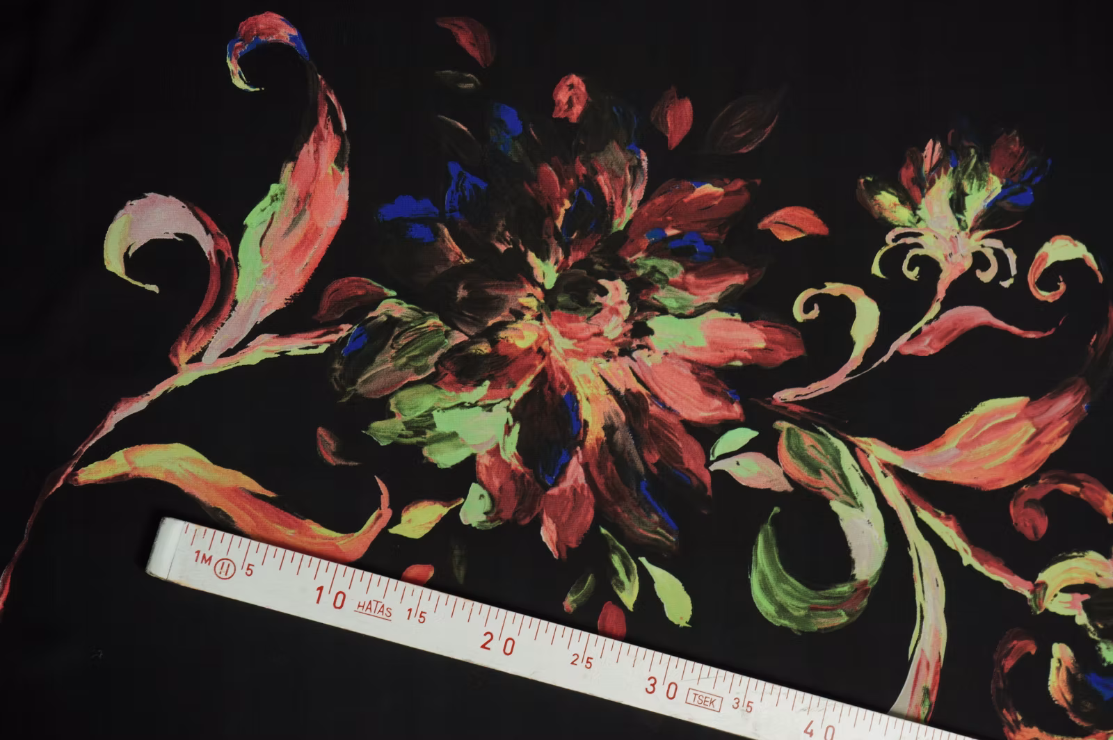 Szyfon tkaniny czarny kwiaty szer. 150 cm