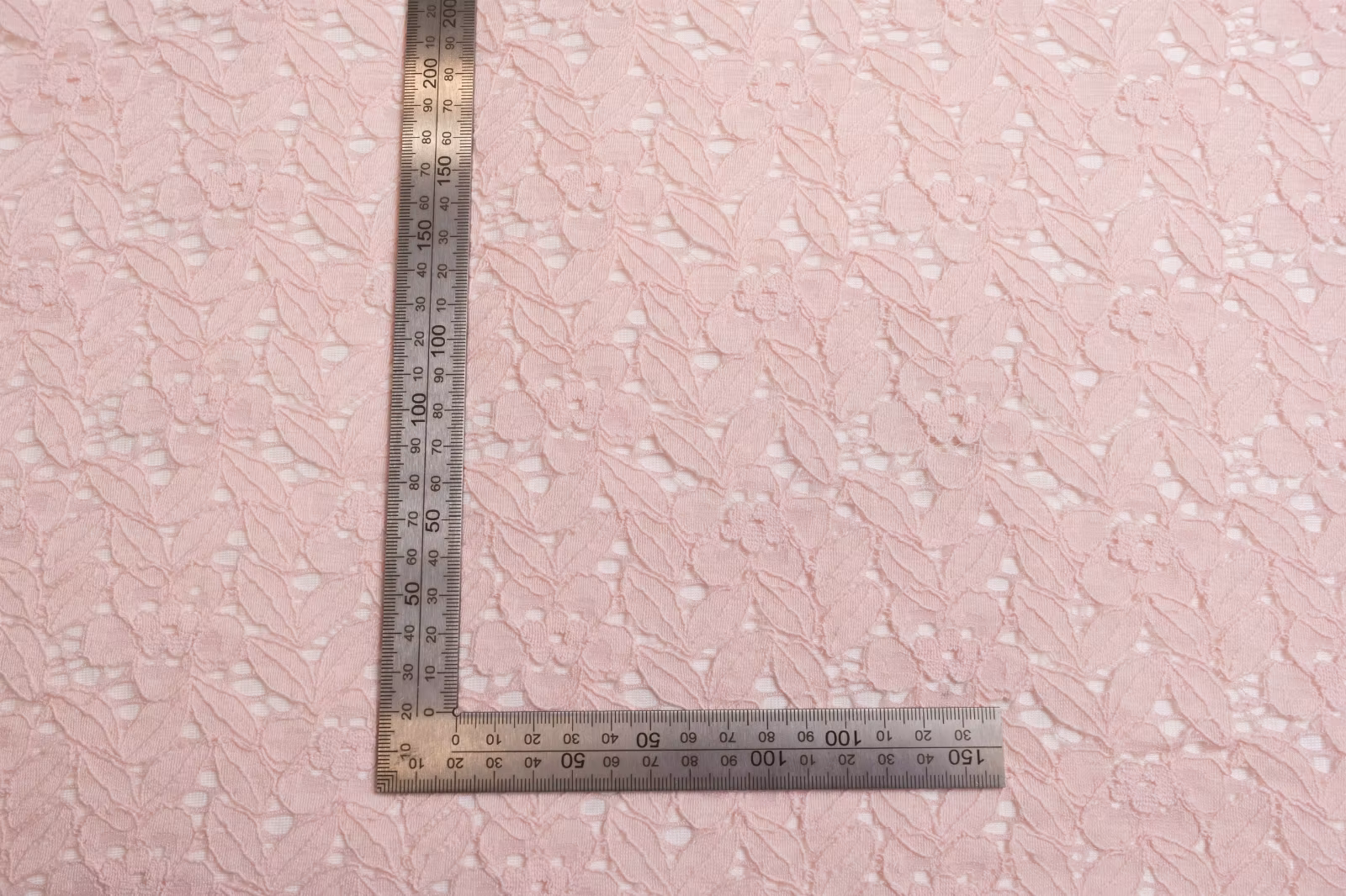 Włoska koronka ubraniowa bawełna różowy szer. 140 cm